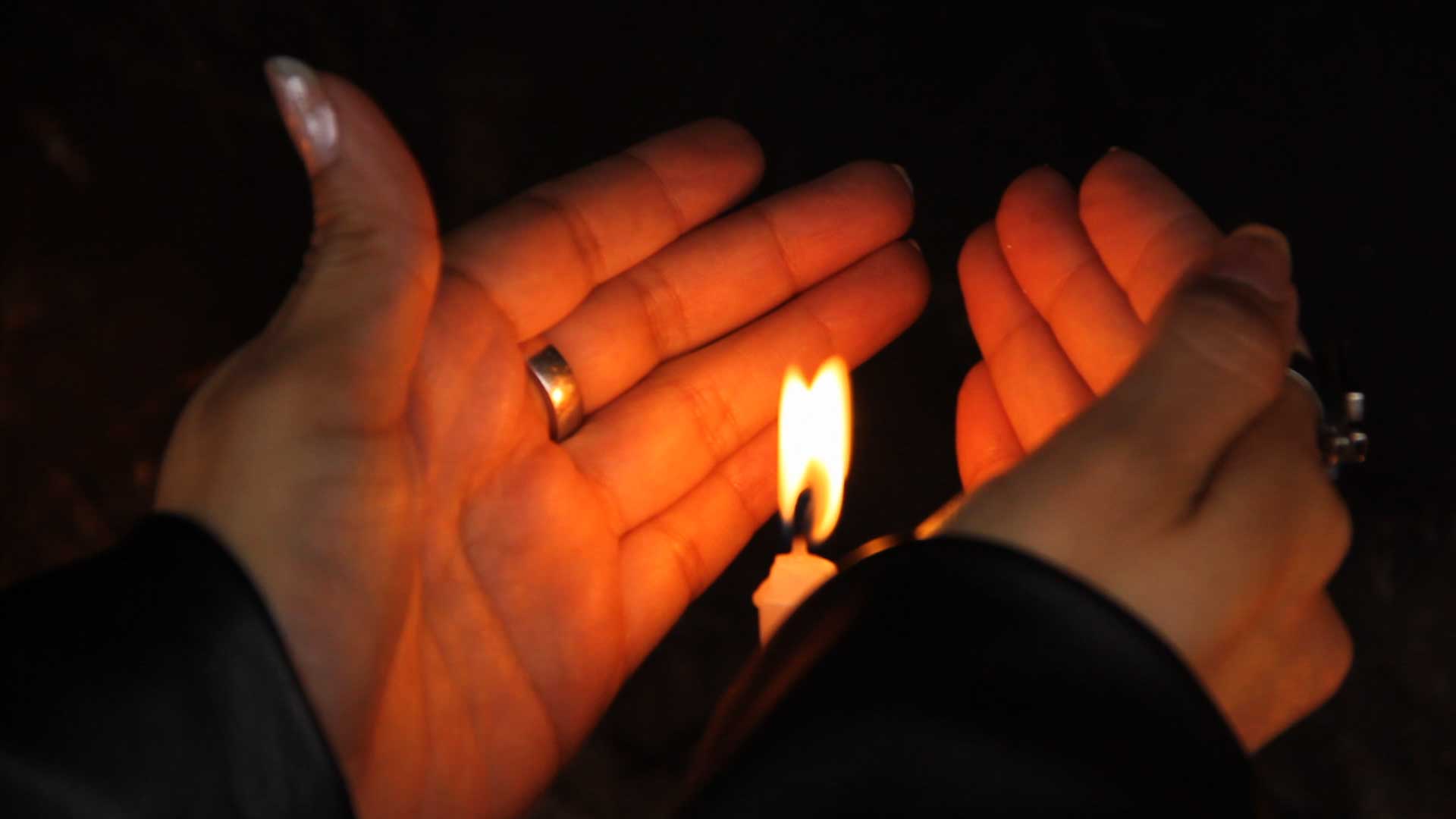 hands_candle